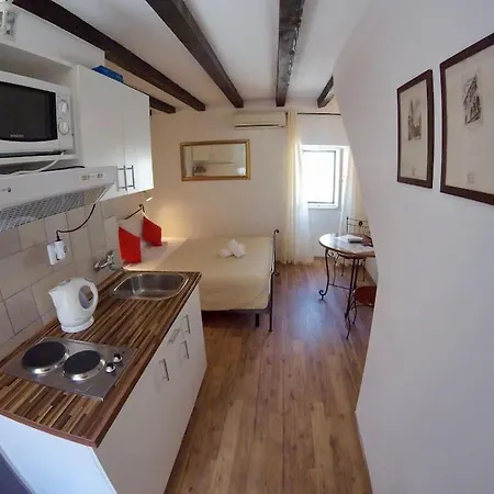 Comfy Studio In Traditional Dalmatian Stone House شقة سبليت